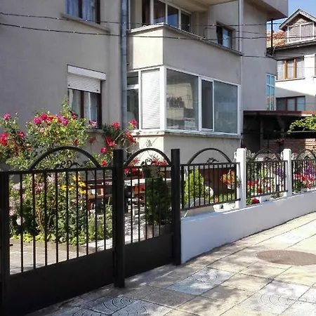 Stoyanovi Guest house 3*